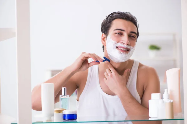 Giovane uomo bello rasatura la mattina presto a casa — Foto Stock