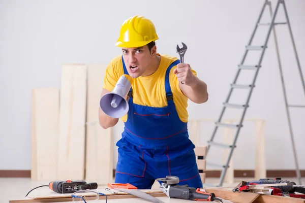 Opravář podlah zklamán svou prací — Stock fotografie