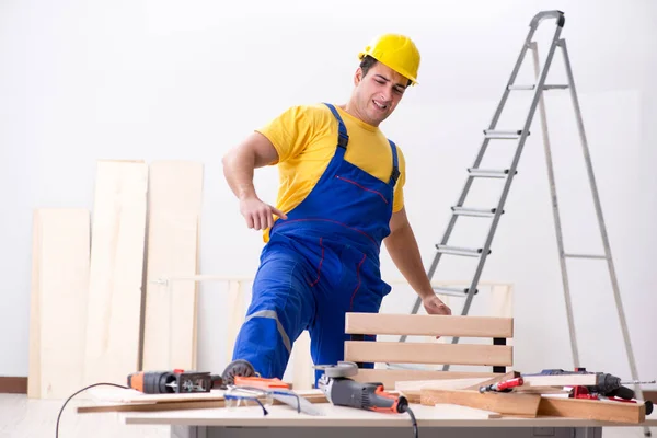 Riparatore pavimento deluso con il suo lavoro — Foto Stock