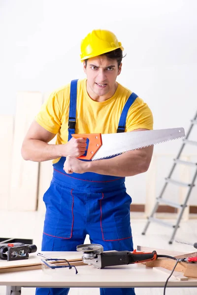 Reparador de piso decepcionado com o seu trabalho — Fotografia de Stock
