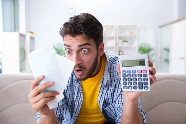 Hombre enojado con las facturas que tiene que pagar — Foto de Stock