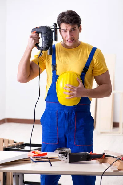 Fußbodenreparateur enttäuscht von seiner Arbeit — Stockfoto