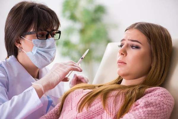 Mujer paciente que visita dentista para chequeo regular —  Fotos de Stock