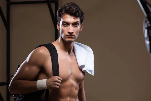 Hombre cansado después del entrenamiento en el gimnasio deportivo —  Fotos de Stock