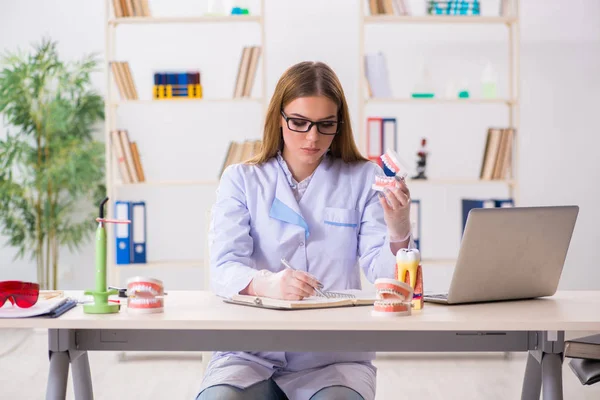 Estudiante de Odontología practicando habilidades en el aula — Foto de Stock