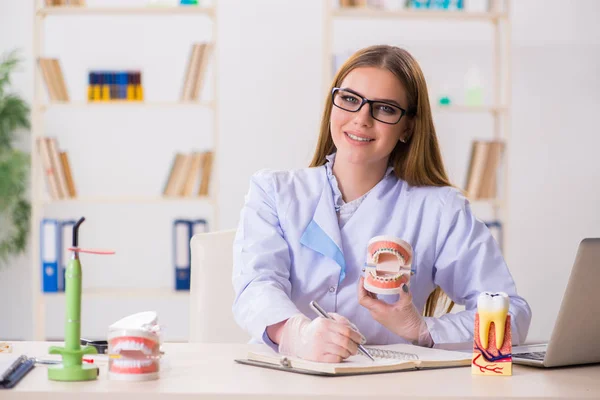 Estudiante de Odontología practicando habilidades en el aula — Foto de Stock