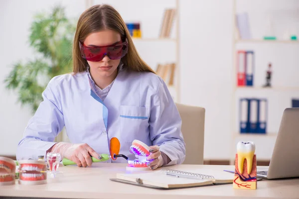 Estudiante de Odontología practicando habilidades en el aula — Foto de Stock