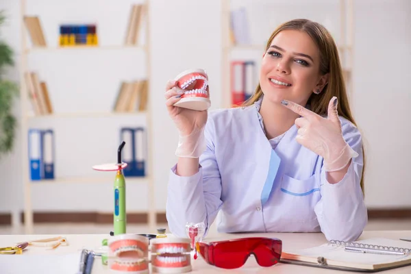 Estudiante de Odontología practicando habilidades en el aula —  Fotos de Stock