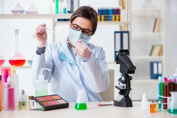 Laboratoriekemist kontrollerar skönhet och sminkprodukter — Stockfoto