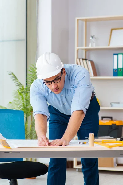 Construction engineer working on new project — Stock Photo, Image