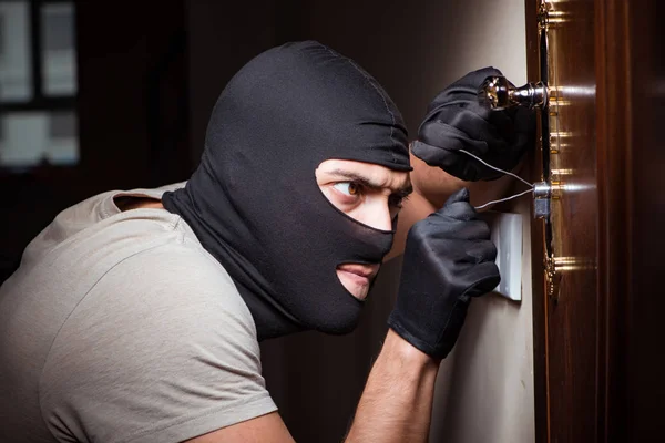 Inbrottstjuv bär balaclava mask på brottsplatsen — Stockfoto