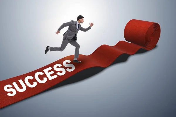 Бизнесмен на красной дорожке в концепции успеха — стоковое фото