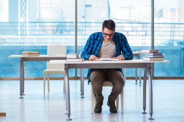 Üniversitede ders sırasında öğrenci