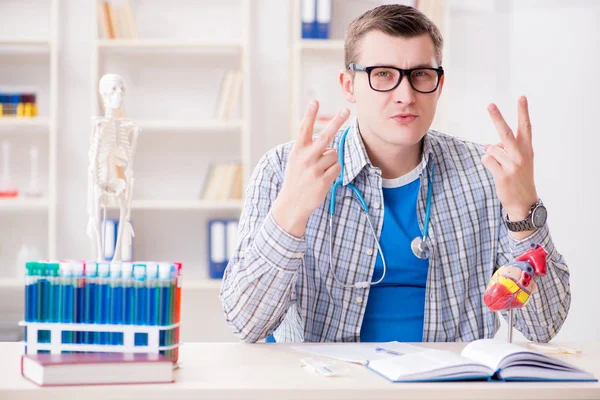 Estudante de medicina estudando coração em sala de aula durante palestra — Fotografia de Stock