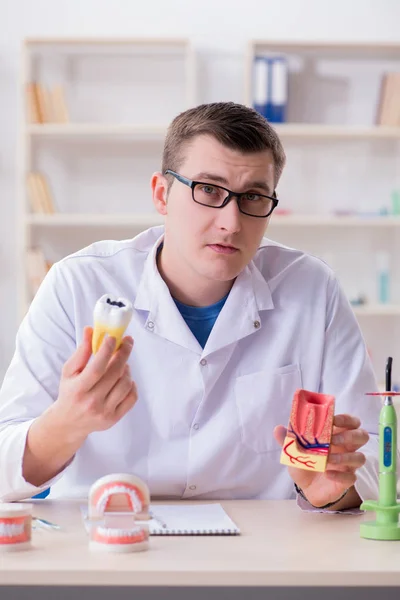 Dentiste implant dentaire de travail dans le laboratoire médical — Photo