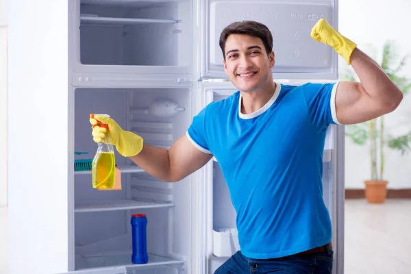 위생 감각에 있어서 냉장고를 청소하는 사람 — 스톡 사진