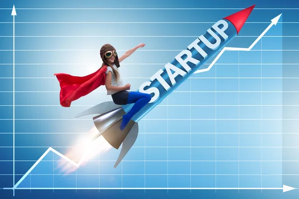 Criança pequena no conceito de start-up voando foguete — Fotografia de Stock