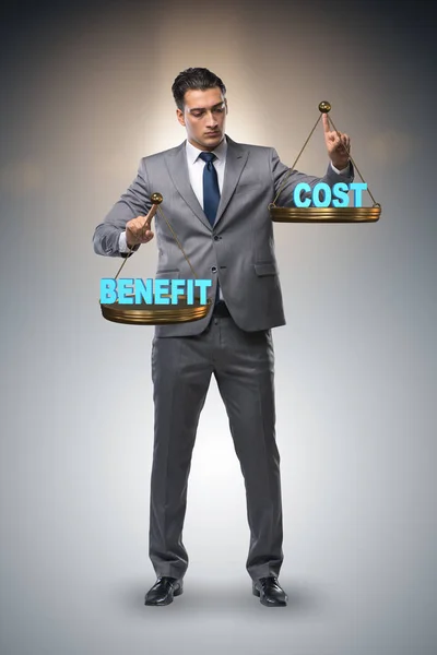 Empresario en concepto de balance costo beneficio — Foto de Stock