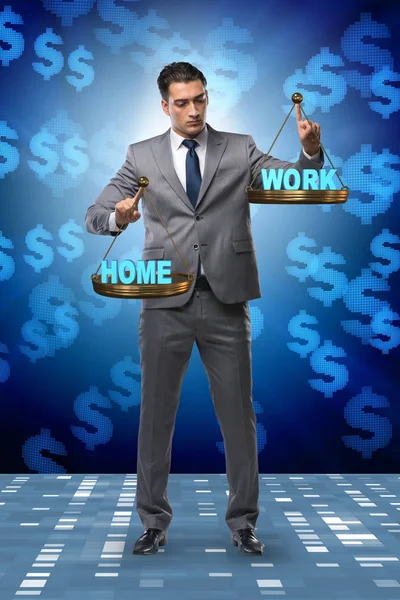 Affärsman som försöker hitta balans mellan hem och arbete — Stockfoto