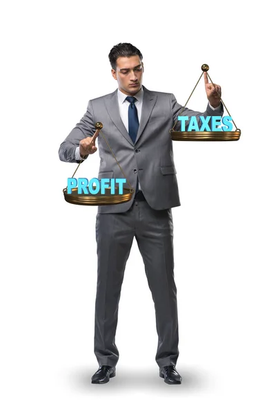 Empresário comparando lucro e impostos — Fotografia de Stock