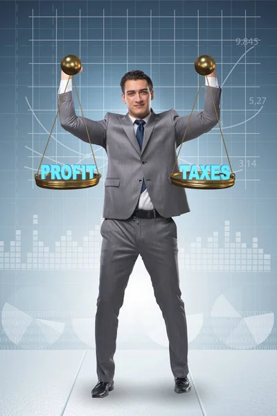 Empresário comparando lucro e impostos — Fotografia de Stock