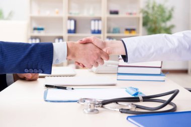 Sağlık sigortası sözleşmesi imzalayan adam