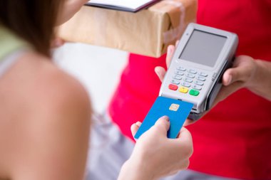 Paket teslimatı pos ve kredi kartıyla ödeniyor.