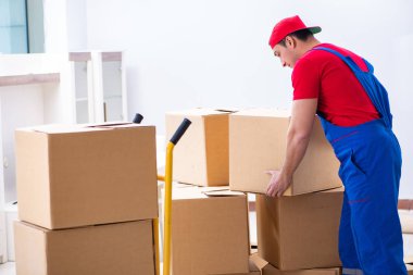 Müteahhit ofis taşınırken kutuları taşıyor.