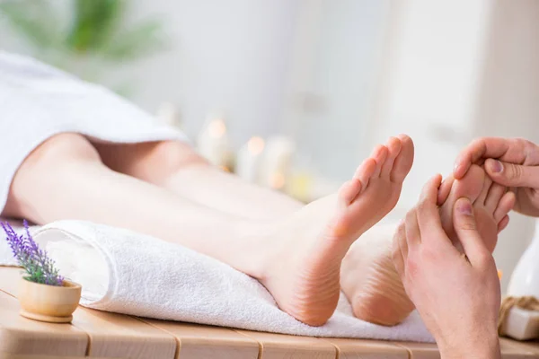 Massagem nos pés no spa médico — Fotografia de Stock