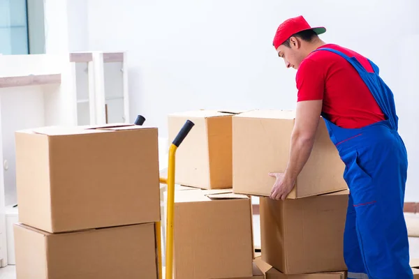 Trabajador contratista moviendo cajas durante movimiento de oficina —  Fotos de Stock