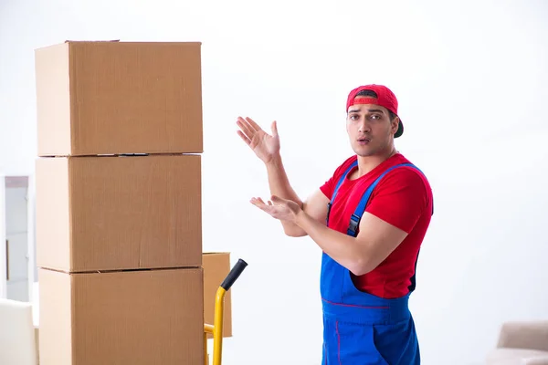 Работник подрядчика перевозит коробки во время рабочего переезда — стоковое фото