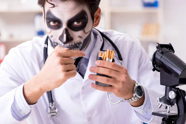 Gruseliger Monster-Arzt arbeitet im Labor — Stockfoto