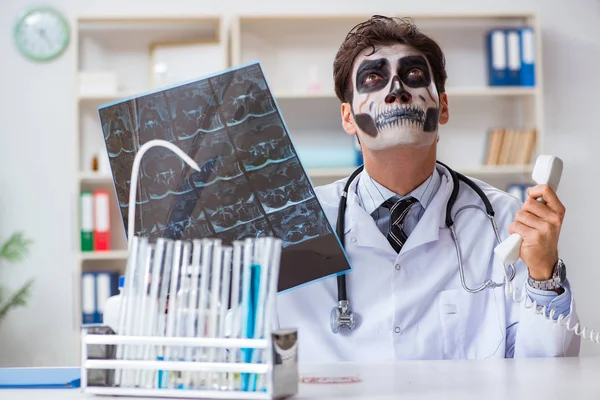 Monstruo asustadizo doctor trabajando en laboratorio —  Fotos de Stock