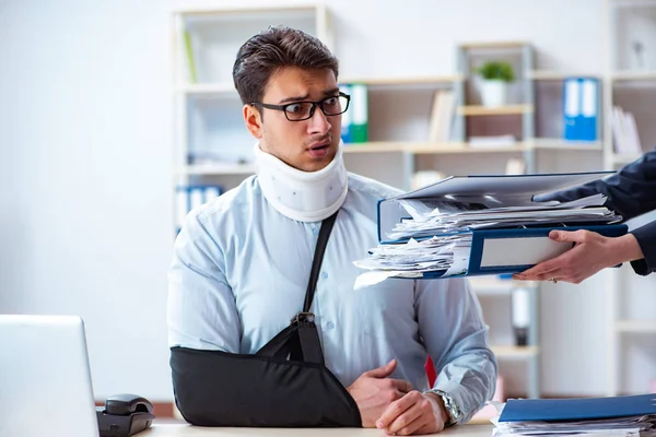 Uomo ferito ottenere più lavoro dal suo capo — Foto Stock