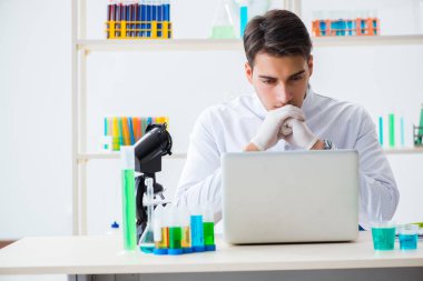 Laboratuvarda çalışan erkek kimyager.