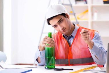 Atölyede çalışan sarhoş mühendis.