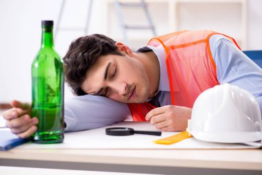 Atölyede çalışan sarhoş mühendis.
