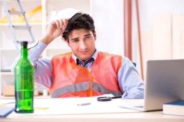 Atölyede çalışan sarhoş mühendis.