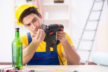 Atölyede çalışan sarhoş mühendis.