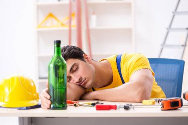 Atölyede çalışan sarhoş mühendis.