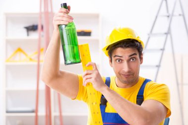 Atölyede çalışan sarhoş mühendis.