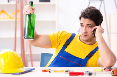 Atölyede çalışan sarhoş mühendis.