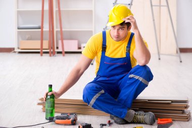 Tatilde içki içen tamirci.