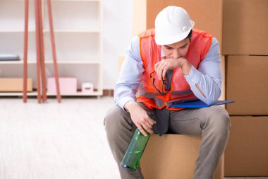 Teslimatçı işte sarhoş.