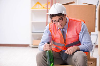 Teslimatçı işte sarhoş.