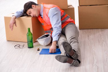 Teslimatçı işte sarhoş.