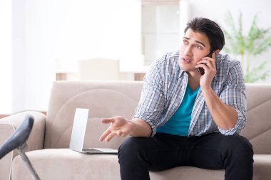 Evde bisiklet tamir eden genç bir adam.