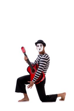 Gitar çalan pandomimci beyazda izole