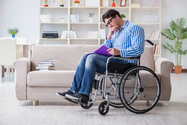 Giovane studente sulla sedia a rotelle nel concetto di disabilità — Foto Stock