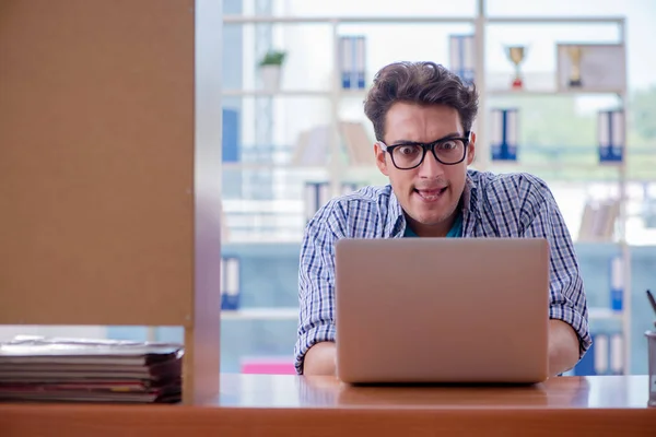 Étudiant étudiant à domicile se préparant à l'examen — Photo